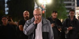 «Αυτή είναι η Αναστασούλα»: Με τη φωτογραφία της 18χρονης κόρης του στα χέρια κατέθεσε ο Ηλίας Παπαγγελής στη δίκη για…