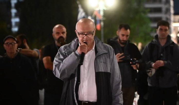 «Αυτή είναι η Αναστασούλα»: Με τη φωτογραφία της 18χρονης κόρης του στα χέρια κατέθεσε ο Ηλίας Παπαγγελής στη δίκη για…