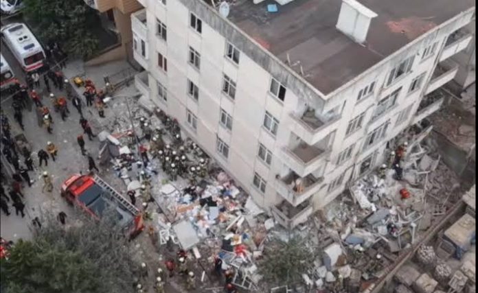 Κωνσταντινούπολη: Ένας νεκρός από την κατάρρευση του κτιρίου – Δέκα διασώθηκαν, ανάμεσά τους τρία παιδιά