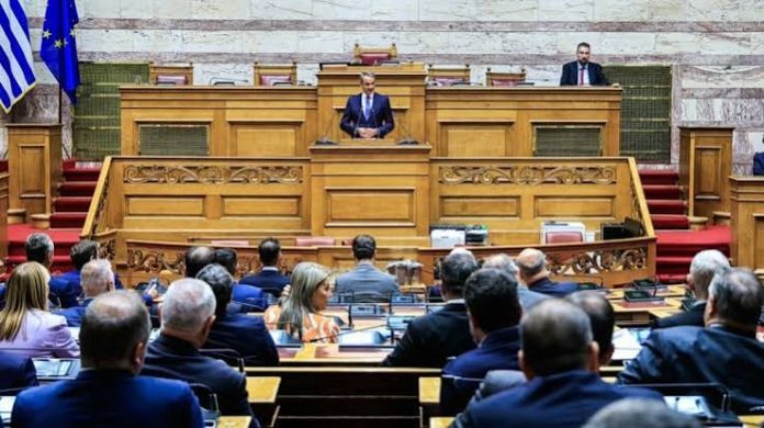 Βουλευτές της ΝΔ «τρώνε ξύλο» στις περιφέρειές τους και δυσφορούν με το Μαξίμου