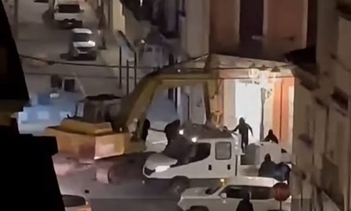 Σικελία: «Ξήλωσαν» δύο ΑΤΜ με εκσκαφέα σε κινηματογραφική ληστεία Σικελία: «Ξήλωσαν» δύο ΑΤΜ με εκσκαφέα σε κινηματογραφική ληστεία