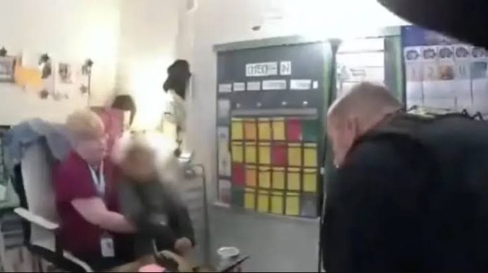 «Θέλετε να τα βάλετε μαζί μου; Άντε γαμ@@@ε»: 6χρονος στις ΗΠΑ απείλησε αστυνομικούς αφού είχε πυροβολήσει την δασκάλα…