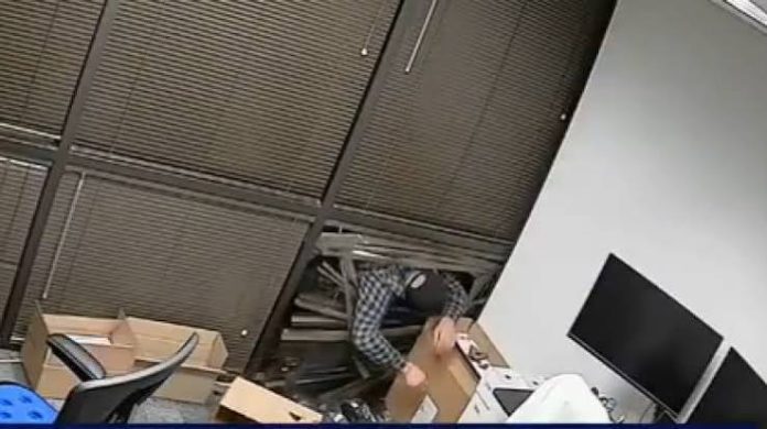 Η στιγμή που διαρρήκτης κλέβει δεκάδες άδεια κουτιά Mac Mini, αλλά ξεχνάει να πάρει τους υπολογιστές