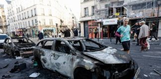 Ο Μακρόν αρνήθηκε την παραίτηση του υπουργού Εσωτερικών μετά τη νύχτα χάους με 2.400 συλλήψεις και 1.000 τραυματίες…
