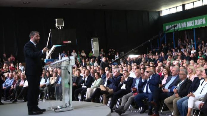 ΠΑΣΟΚ: Περιοδείες, διεύρυνση και διπλό μέτωπο κατά Μητσοτάκη και Τσίπρα