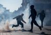 «Να δούμε ποιος θα υποχωρήσει πρώτος»: Η εξέγερση των μαθητών στη Γαλλία που στριμώχνει τον Μακρόν
