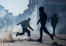 «Να δούμε ποιος θα υποχωρήσει πρώτος»: Η εξέγερση των μαθητών στη Γαλλία που στριμώχνει τον Μακρόν