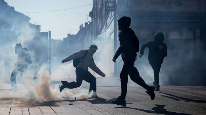 «Να δούμε ποιος θα υποχωρήσει πρώτος»: Η εξέγερση των μαθητών στη Γαλλία που στριμώχνει τον Μακρόν