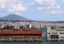 Εργάτης καταπλακώθηκε από εμπορευματοκιβώτιο στο λιμάνι της Θεσσαλονίκης, πυροσβέστες τον απεγκλώβισαν τραυματισμένο