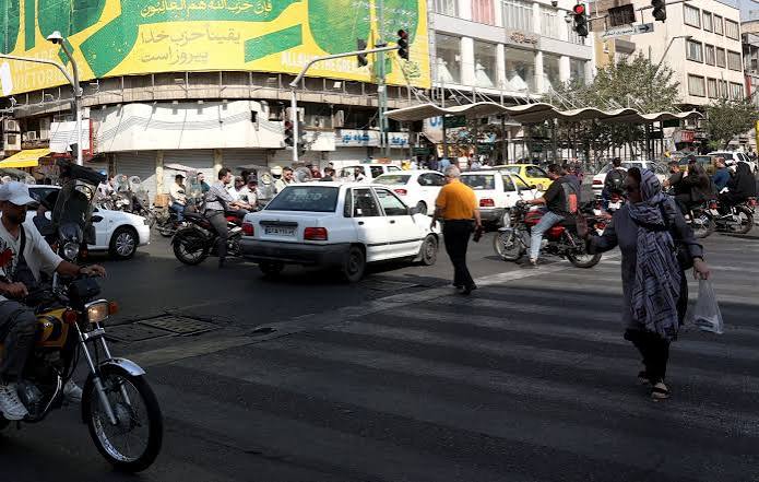 images (5) Η Ουάσιγκτον στραγγαλίζει το Ιράν: Στόχος τα αυτοκίνητα, οι σιδηρόδρομοι και τα μέταλλα