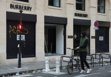 Στάχτη και Burberry: Γιατί οι μάρκες πολυτελείας καίνε τα απούλητα προϊόντα τους
