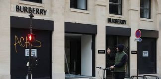 Στάχτη και Burberry: Γιατί οι μάρκες πολυτελείας καίνε τα απούλητα προϊόντα τους