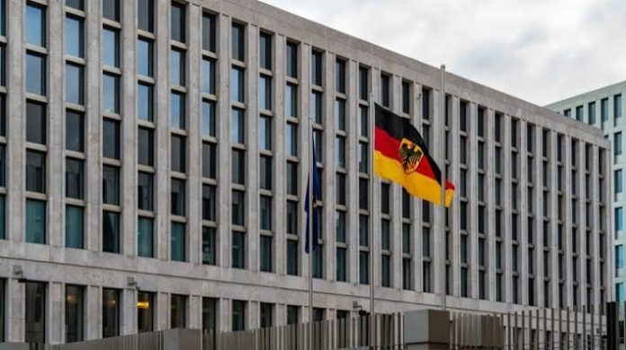 Συνελήφθη πρώην επικεφαλής των μυστικών υπηρεσιών της Γερμανίας: Κατηγορείται για κατασκοπεία Συνελήφθη πρώην επικεφαλής των μυστικών υπηρεσιών της Γερμανίας: Κατηγορείται για κατασκοπεία