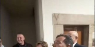 «Προχώρα εσύ προχώρα...Σε παρακαλώ εγώ...Προχώρα!» – Όταν ο υπουργός χάνει το κύρος του!-(VIDEO)