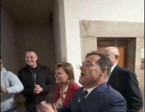 «Προχώρα εσύ προχώρα...Σε παρακαλώ εγώ...Προχώρα!» – Όταν ο υπουργός χάνει το κύρος του!-(VIDEO)