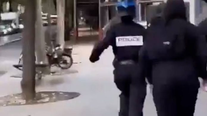 Σάλος στη Γαλλία για τον ξυλοδαρμό γυναίκας αστυνομικού από νεαρούς διαδηλωτές εν μέσω των μαθητικών διαδηλώσεων
