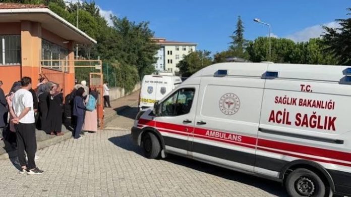 Μια 15χρονη μαχαίρωσε και τραυμάτισε οκτώ μαθήτριες σε γυμνάσιο της Κωνσταντινούπολης, σε σοβαρή κατάσταση οι τρεις Μια 15χρονη μαχαίρωσε και τραυμάτισε οκτώ μαθήτριες σε γυμνάσιο της Κωνσταντινούπολης, σε σοβαρή κατάσταση οι τρεις