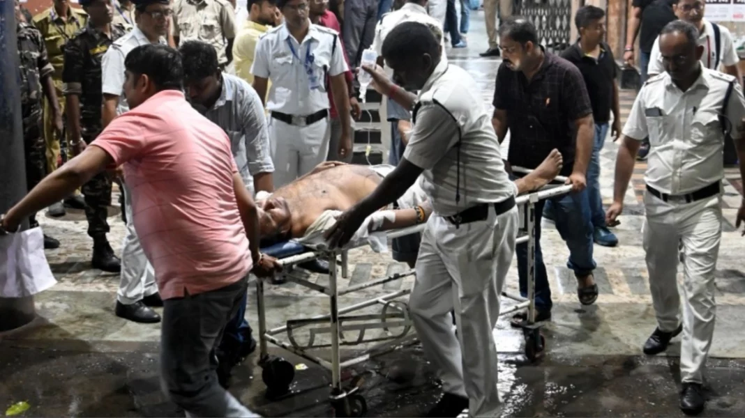 india_kalkota Τουλάχιστον 19 νεκροί από ποδοπάτημα σε θρησκευτική γιορτή στην Καλκούτα, ανάμεσά τους ένα 7χρονο κορίτσι-(VIDEO)