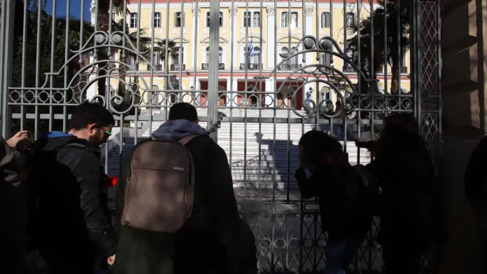Σε στάσεις εργασίας προχωρούν από σήμερα οι καθηγητές της δευτεροβάθμιας εκπαίδευσης Σε στάσεις εργασίας προχωρούν από σήμερα οι καθηγητές της δευτεροβάθμιας εκπαίδευσης