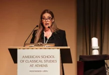 «Το Ισραήλ ζητά το δικαίωμα να προστατεύει τον λαό του»: Η πρέσβης Πνινάτ Γιανάι στην εκδήλωση μνήμης για την 7η…