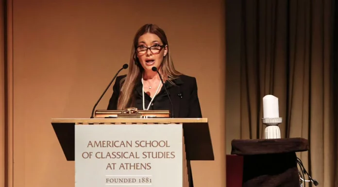 «Το Ισραήλ ζητά το δικαίωμα να προστατεύει τον λαό του»: Η πρέσβης Πνινάτ Γιανάι στην εκδήλωση μνήμης για την 7η…