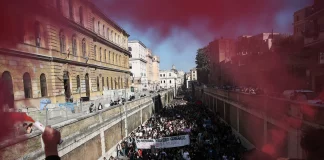 Ιταλία: Σοκάρει βίντεο από τις διαδηλώσεις – Η στιγμή που κανόνι νερού εκτοξεύει στον «αέρα» γυναίκα