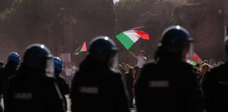 Ιταλία: Χιλιάδες εργαζόμενοι και φοιτητές στους δρόμους για το δυσβάσταχτο κόστος διαβίωσης (Photos/Videos) Ιταλία: Χιλιάδες εργαζόμενοι και φοιτητές στους δρόμους για το δυσβάσταχτο κόστος διαβίωσης (Photos/Videos)