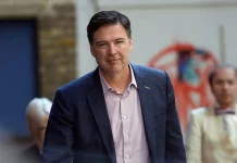 Ο πρώην διευθυντής του FBI Τζέιμς Κόμεϊ κατηγορείται για διαρροή πληροφοριών που αφορούν την εθνική άμυνα