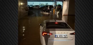 «Πνίγηκε» η Κωνσταντινούπολη: Νεκρός 14χρονος από ηλεκτροπληξία, συγκλονιστικές εικόνες και βίντεο από τις σφοδρές…