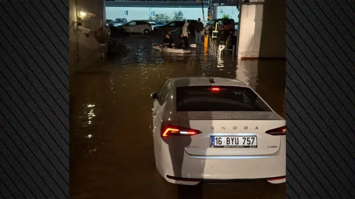 «Πνίγηκε» η Κωνσταντινούπολη: Νεκρός 14χρονος από ηλεκτροπληξία, συγκλονιστικές εικόνες και βίντεο από τις σφοδρές πλημμύρες, «φύγετε από τα υπόγεια» «Πνίγηκε» η Κωνσταντινούπολη: Νεκρός 14χρονος από ηλεκτροπληξία, συγκλονιστικές εικόνες και βίντεο από τις σφοδρές…