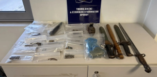 Είχαν στήσει εργαστήριο κάνναβης σε αυλή σπιτιού στον Κάλαμο, βρέθηκαν χειροβομβίδα και ξιφολόγχες Είχαν στήσει εργαστήριο κάνναβης σε αυλή σπιτιού στον Κάλαμο, βρέθηκαν χειροβομβίδα και ξιφολόγχες