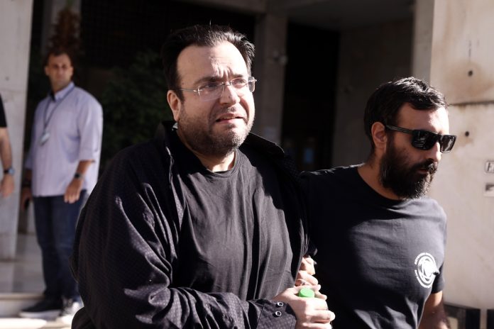 Φίλιππος Καμπούρης: Στον ανακριτή μαζί με τη σύζυγό του – “Είμαι αθώος, είναι σκευωρία” είπε έξω από τη ΓΑΔΑ