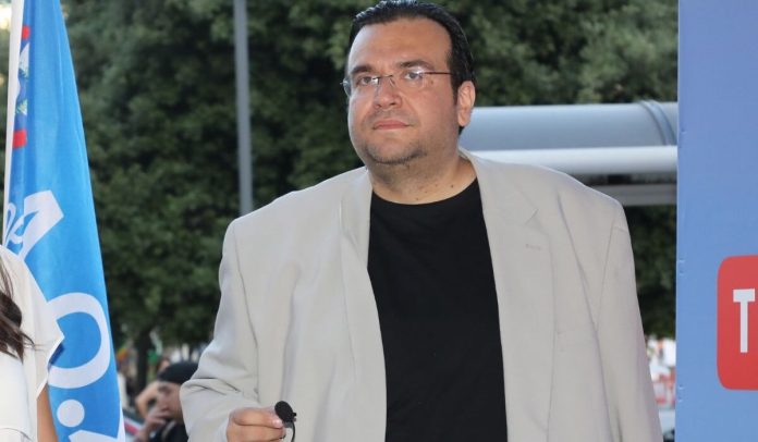 Φίλιππος Καμπούρης: Πώς από την TV και τα μπουζούκια κατέληξε στο κελί της ΓΑΔΑ – Η συνεργασία με γνωστούς τραγουδιστές