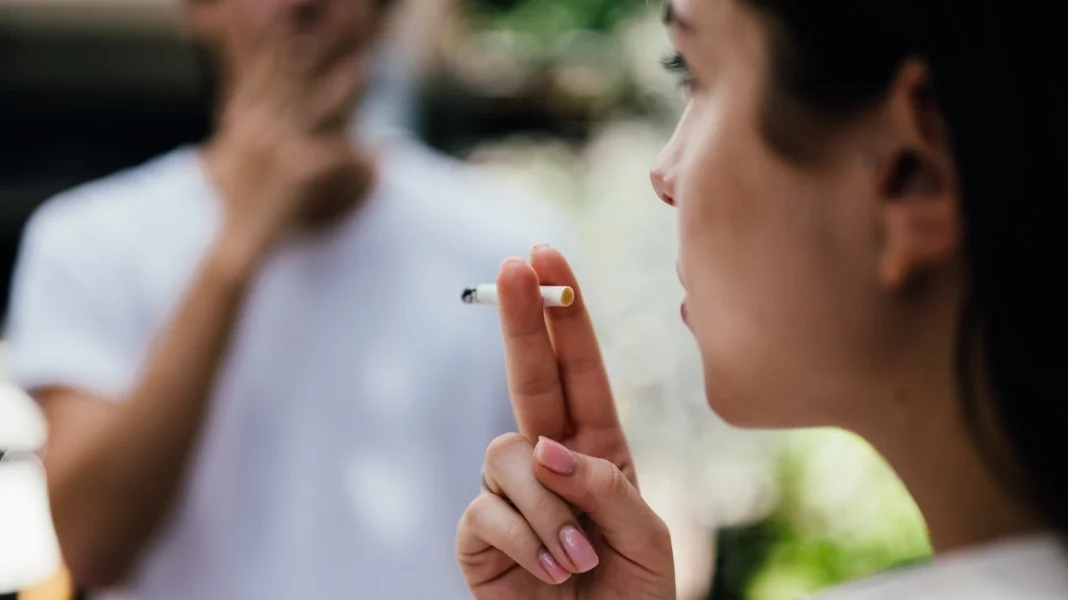 Παγώνει προσωρινά το Βέλγιο την απαγόρευση του καπνίσματος σε εξωτερικούς χώρους