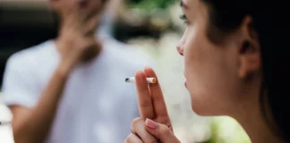 Παγώνει προσωρινά το Βέλγιο την απαγόρευση του καπνίσματος σε εξωτερικούς χώρους