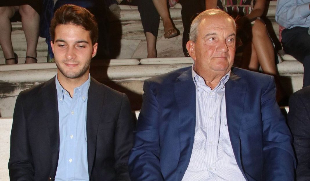 Στρώνει το χαλί για τον γιο του ανιψιού του θείου