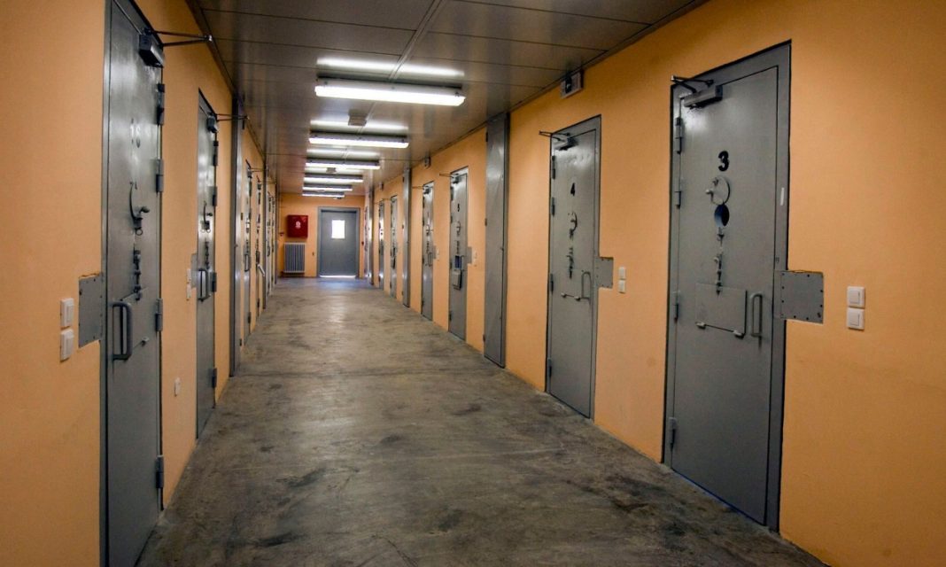 Βόλος: 47χρονος κατηγορείται ότι έβαλε φωτιά στα κρατητήρια