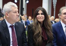 Για τα… μάτια της Κίμπερλι: Το έντονο παρασκήνιο στην Αθήνα, τον Λευκό Οίκο και την Τουρκία