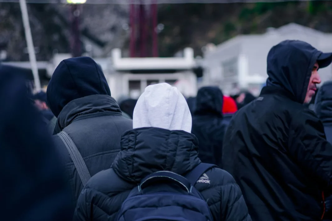kina Βύρωνας: Ξεσκεπάστηκε οργάνωση διακίνησης παράνομων μεταναστών – Περνούσαν πεζή από την Αλβανία στην Ελλάδα