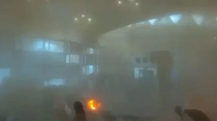 Νέο φονικό χτύπημα στο αεροδρόμιο του Ριάντ, 14 νεκροί μέσα σε δύο ημέρες από τα πλήγματα των Χούθι στη Σαουδική Αραβία Νέο φονικό χτύπημα στο αεροδρόμιο του Ριάντ, 14 νεκροί μέσα σε δύο ημέρες από τα πλήγματα των Χούθι στη Σαουδική Αραβία