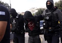 Πλάκα: Βίντεο-ντοκουμέντο με τους τρεις κατηγορουμένους να φεύγουν με το κομμάτι του χαλκοσωλήνα που αφαίρεσαν από το…