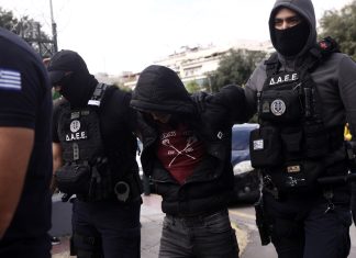 Πλάκα: Βίντεο-ντοκουμέντο με τους τρεις κατηγορουμένους να φεύγουν με το κομμάτι του χαλκοσωλήνα που αφαίρεσαν από το…