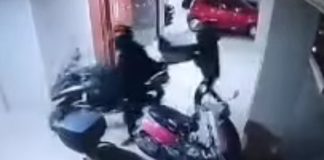 Θεσσαλονίκη: Καρέ καρέ η κλοπή μοτοσικλέτας από πιλοτή πολυκατοικίας μέσα σε λίγα δευτερόλεπτα – Βίντεο ντοκουμέντο