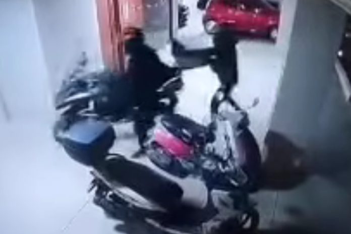 Θεσσαλονίκη: Καρέ καρέ η κλοπή μοτοσικλέτας από πιλοτή πολυκατοικίας μέσα σε λίγα δευτερόλεπτα – Βίντεο ντοκουμέντο Θεσσαλονίκη: Καρέ καρέ η κλοπή μοτοσικλέτας από πιλοτή πολυκατοικίας μέσα σε λίγα δευτερόλεπτα – Βίντεο ντοκουμέντο
