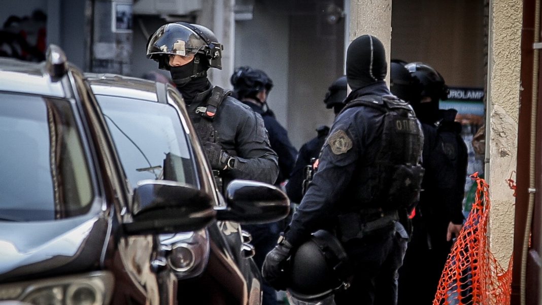 Έκρηξη στον Κολωνό: Στο 401 Γενικό Στρατιωτικό Νοσοκομείο ο αστυνομικός που τραυματίστηκε στο κεφάλι, εκτός κινδύνου…