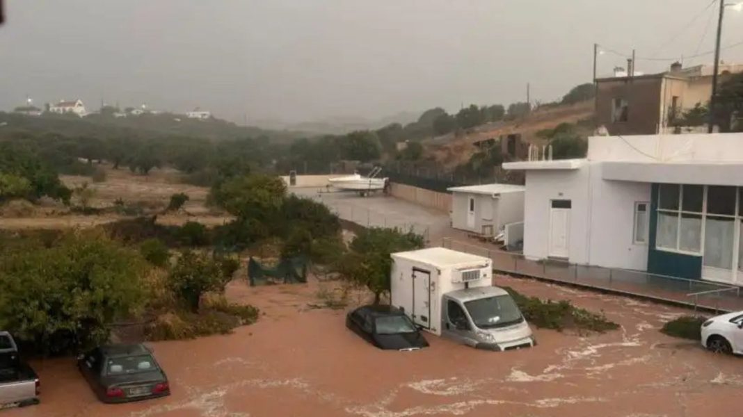 Στο έλεος της κακοκαιρίας η Κρήτη: Πλημμύρισαν σπίτια, θάφτηκαν αυτοκίνητα στα λασπόνερα, ΙΧ με ζευγάρι έπεσε σε κοίτη…