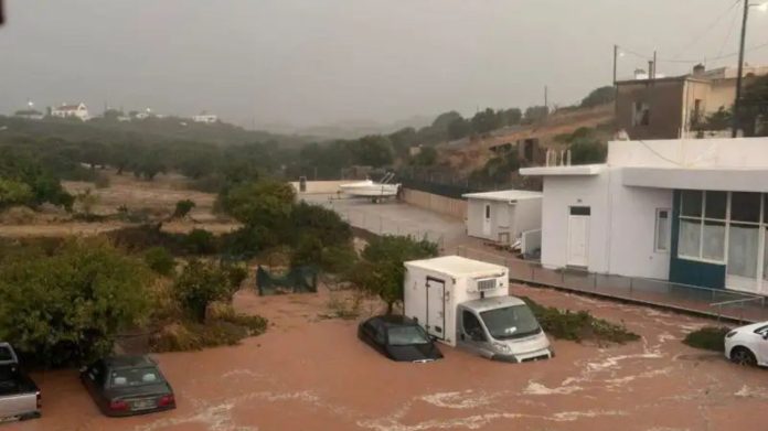 Στο έλεος της κακοκαιρίας η Κρήτη: Πλημμύρισαν σπίτια, θάφτηκαν αυτοκίνητα στα λασπόνερα, ΙΧ με ζευγάρι έπεσε σε κοίτη…