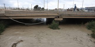 Κακοκαιρία στην Κρήτη: Αυτοκίνητα στη θάλασσα, πλημμυρισμένα σπίτια και κατεστραμμένοι δρόμοι