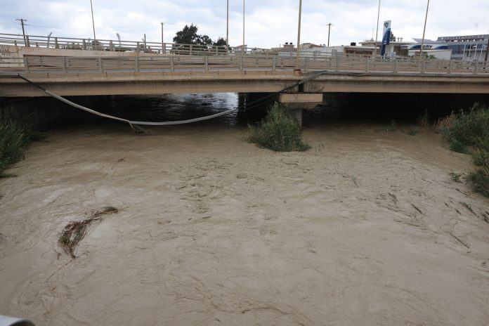 Κακοκαιρία στην Κρήτη: Αυτοκίνητα στη θάλασσα, πλημμυρισμένα σπίτια και κατεστραμμένοι δρόμοι Κακοκαιρία στην Κρήτη: Αυτοκίνητα στη θάλασσα, πλημμυρισμένα σπίτια και κατεστραμμένοι δρόμοι