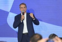 Το «σεμνά και ταπεινά» του Μητσοτάκη συναντά το φάντασμα του Καραμανλή